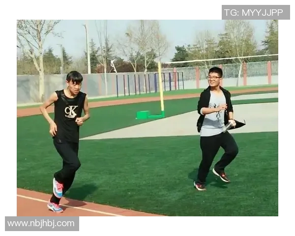 足球明星跑姿全景展示让你领略运动之美与力量的完美结合